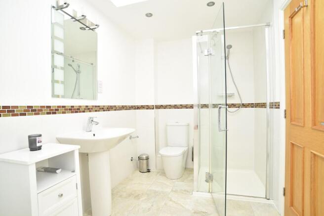 6 bed Detached for sale Image 9