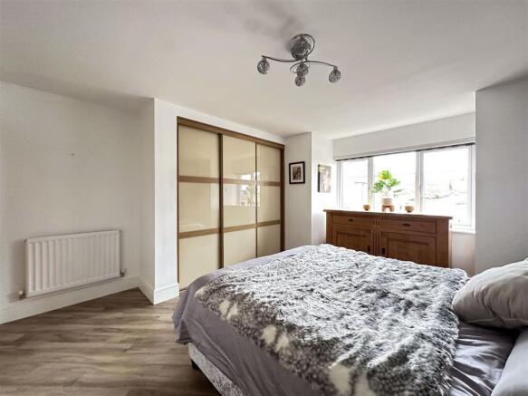 5 bed Detached for sale Image 11