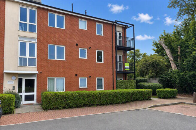 2-bed flat on Hever Gardens, Ashford, TN23 5GN, £150,000