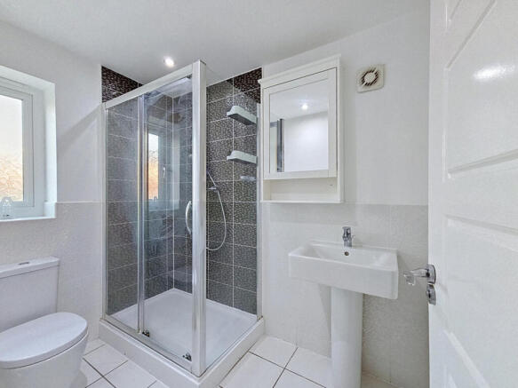 5 bed Detached to rent Image 12