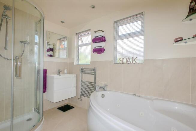 FAMILY BATHROOM (1)