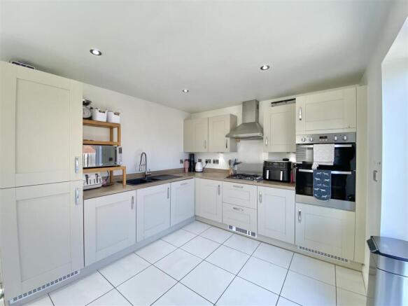 4 bed Detached for sale Image 5