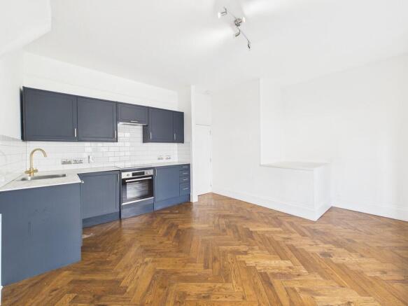 CAM04693G0-PR0090...