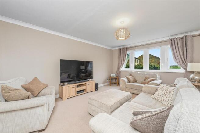 5 bed Detached for sale Image 4