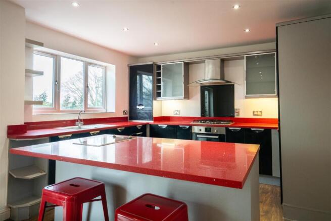 5 bed Detached to rent Image 7