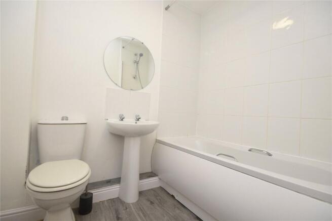 2 bed Apartment to rent Image 7