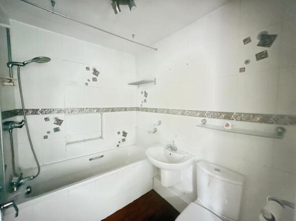 3 bed Terraced for sale Image 9