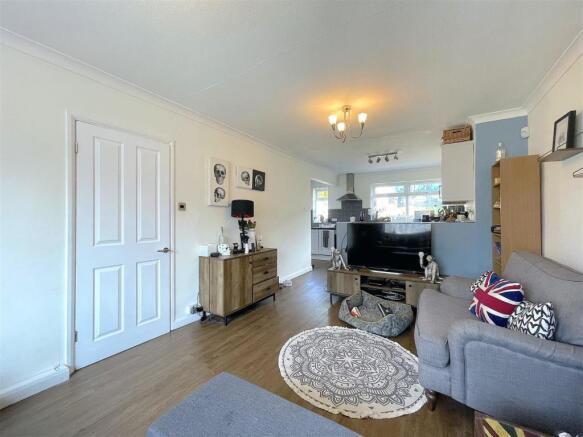 Living Area (2).jpeg
