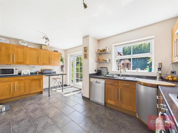5 bed Detached for sale Image 9