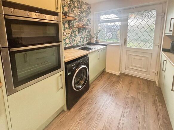 Lowry Close, Wolverhampton, Staffordshire, WV6 photo 4