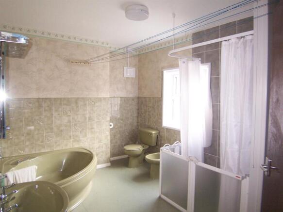 FAMILY BATHROOM