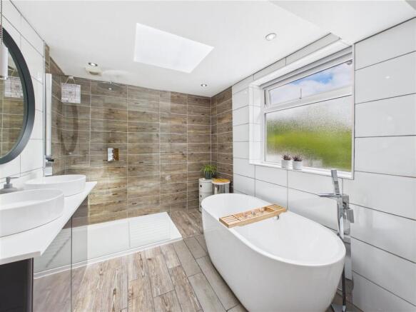 4 bed Detached for sale Image 4
