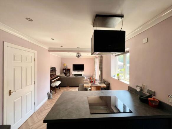6 bed Detached for sale Image 5