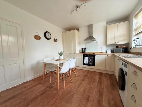 3 bed House to rent Image 4