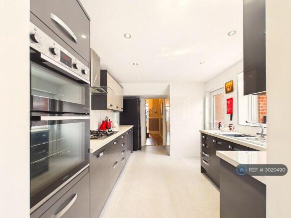 4 bed Detached to rent Image 4