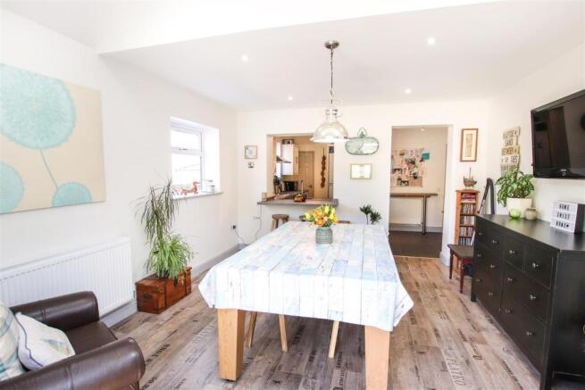 FAMILY ROOM / DINING ROOM