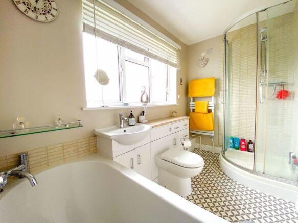 En suite bathr...