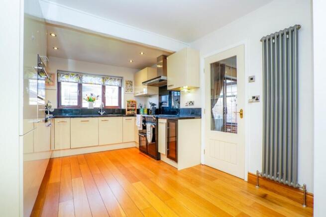 4 bed Detached for sale Image 5