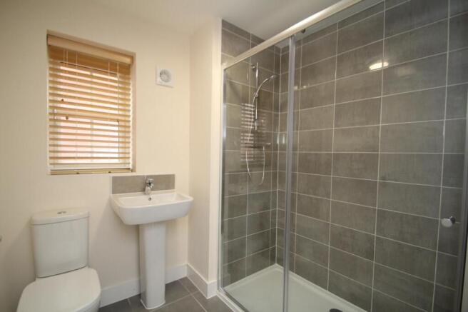 4 bed House to rent Image 7