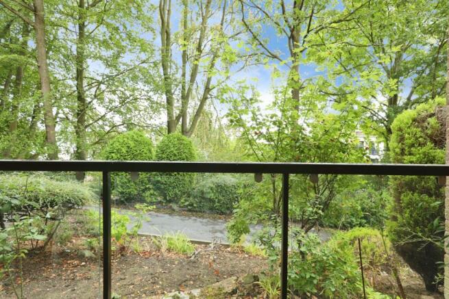 3 bed Flat for sale Image 10