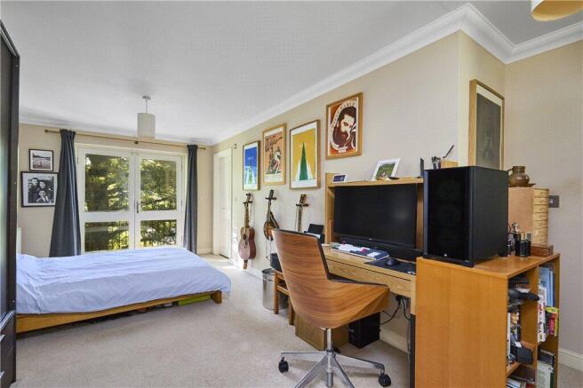 5 bed Detached for sale Image 8