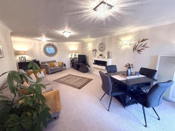 Lounge 3.JPG