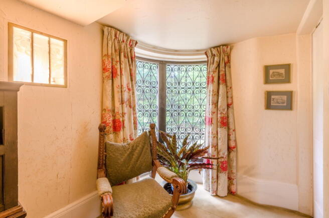 6 bed Detached for sale Image 8