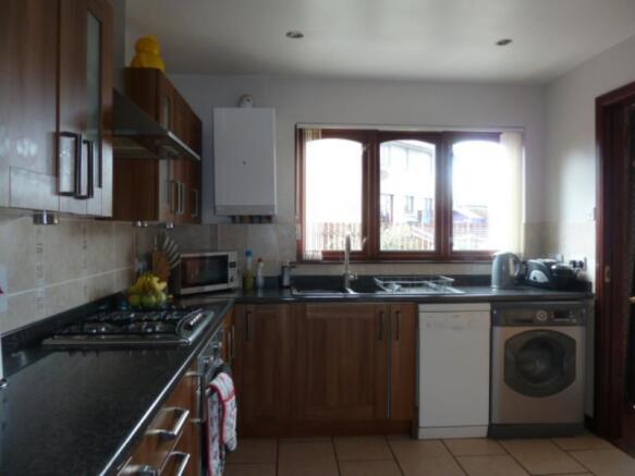 25 St Michaels Crescent − Kitchen 2