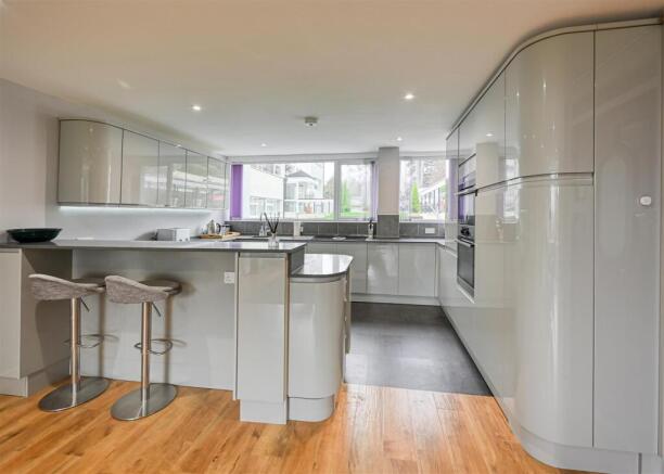 15 Wightwick Court, Wightwick, Wolverhampton, WV6 8HF photo 4