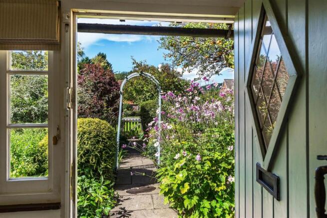 house. estate agency Dunsfold garden path