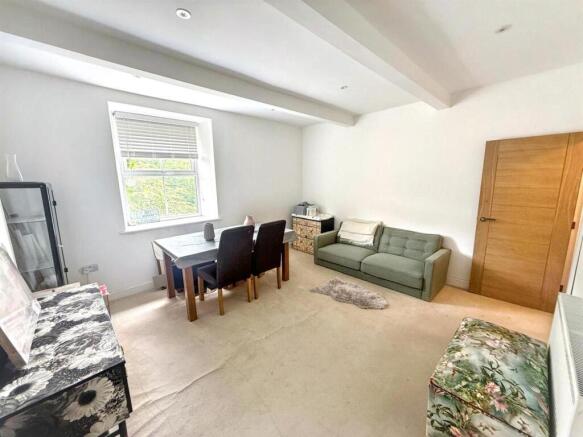 4 bed Semi-Detached for sale Image 4
