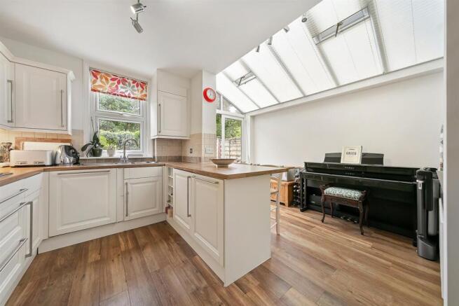 Franche Court Road, London, SW17 photo 4
