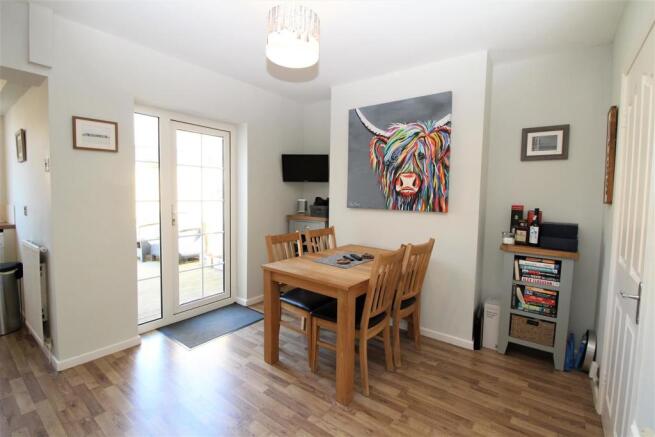 L-shaped Dining Kitchen