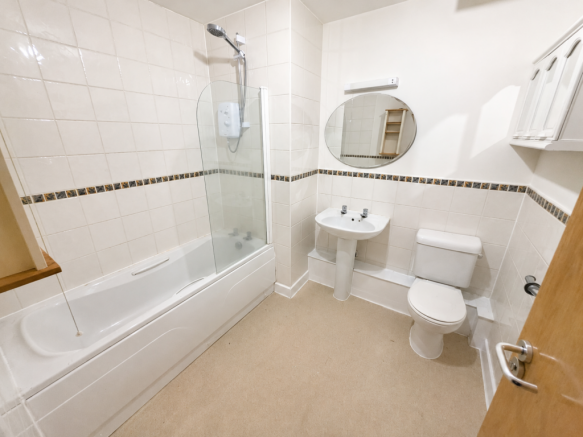 2 bed Flat to rent Image 11