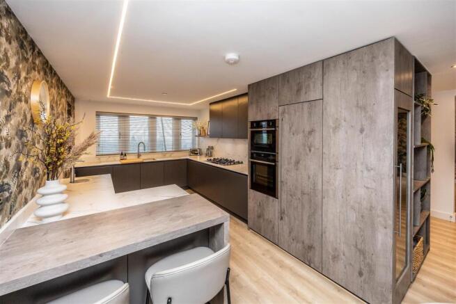 4 bed House for sale Image 7