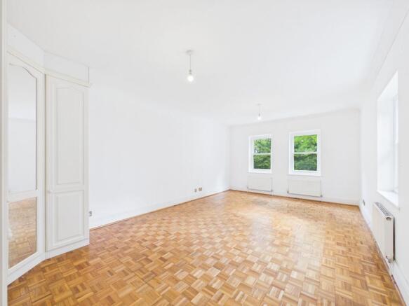 5 bed Detached for sale Image 9