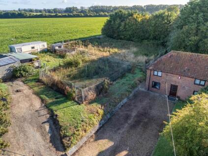 Three Bedroom Cottage in Wickmere with Adjoining 0.485 acre Plot Offering Fantastic Development Potential.