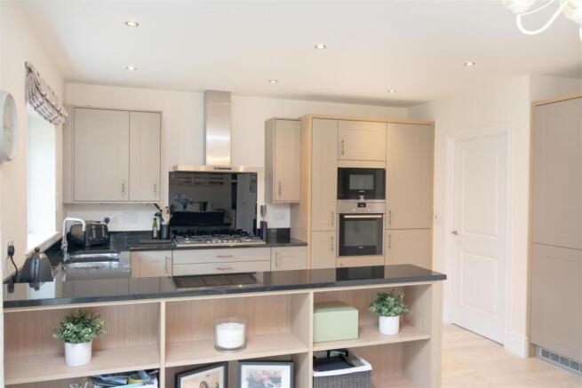 4 bed Detached for sale Image 8