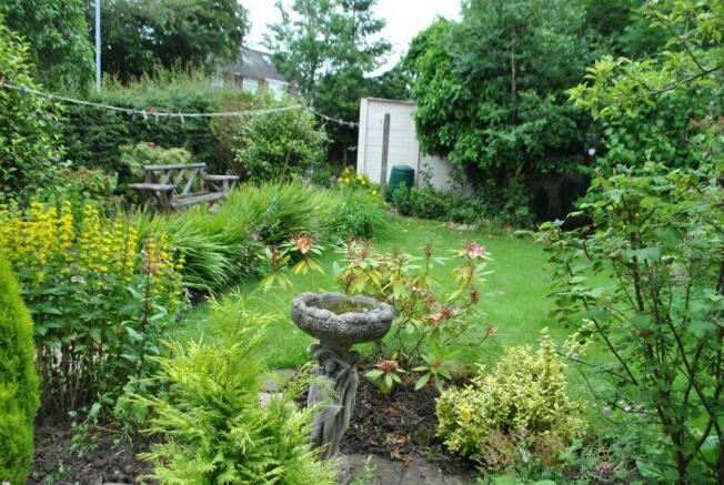 ENCLOSED REAR GARDEN