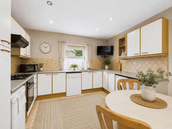 Please note: This image have been digitally enhanced to illustrate the decorative potential of the property. The room layout and structural features remain unchanged.