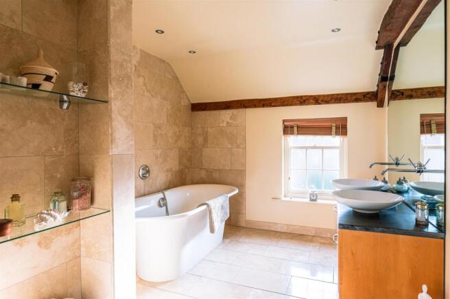 MASTER EN-SUITE