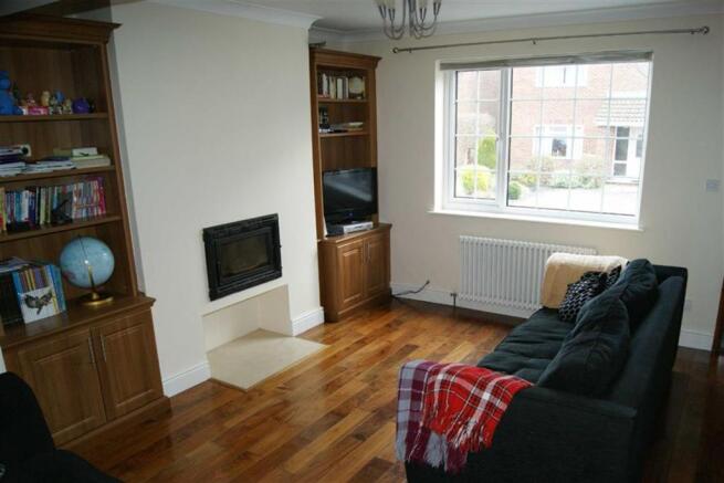 Lounge/Dining Room: