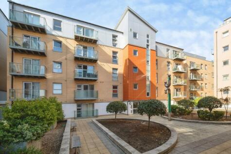 Queen Mary Avenue, London, E18
