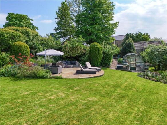 5 bed Detached for sale Image 8