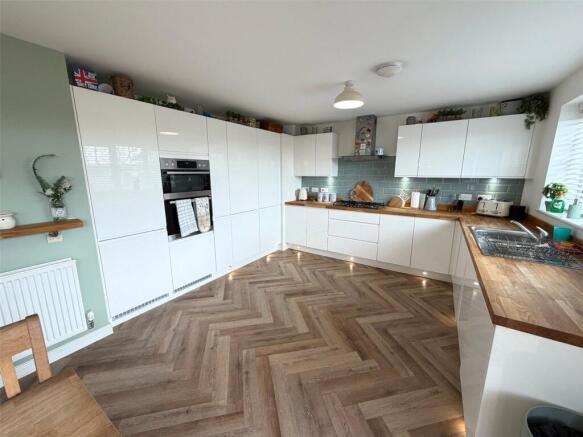 4 bed Detached for sale Image 6