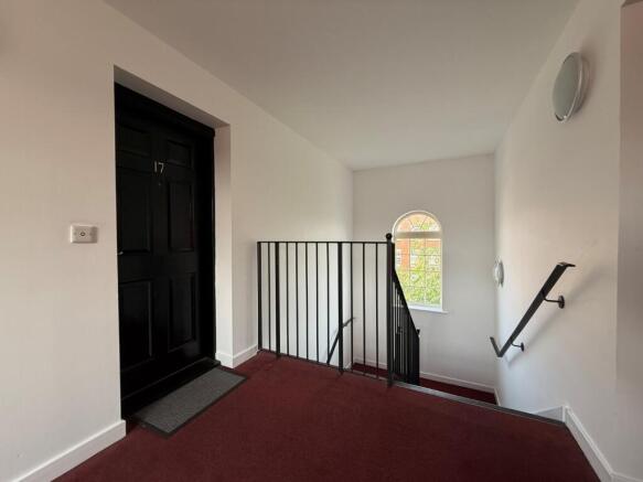 2 bed Flat to rent Image 11