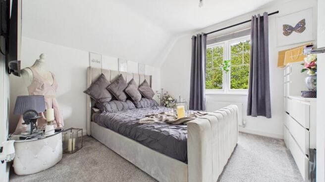 5 bed Detached for sale Image 9