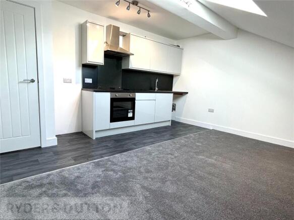 3 bed Apartment to rent Image 5