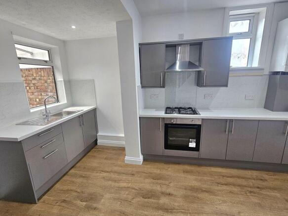 2 bed End of Terrace to rent Image 4