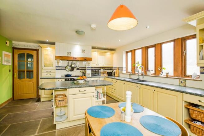 4 bed Detached for sale Image 6